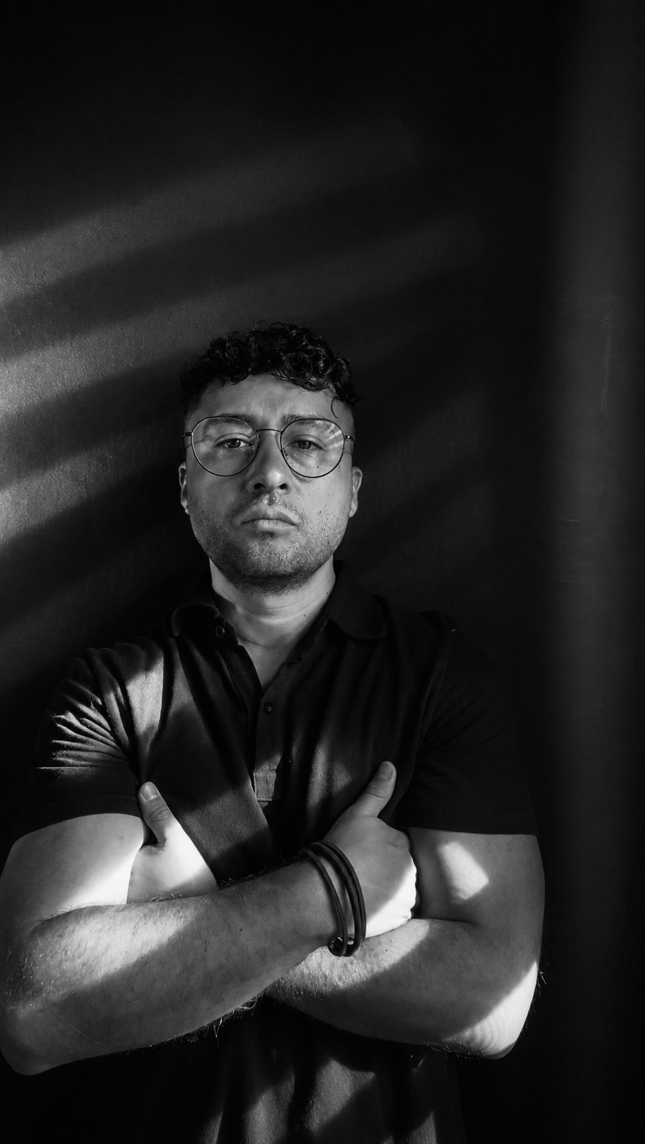 Juan Cubillos — Estratega de Marca Narrativa, retrato editorial en blanco y negro